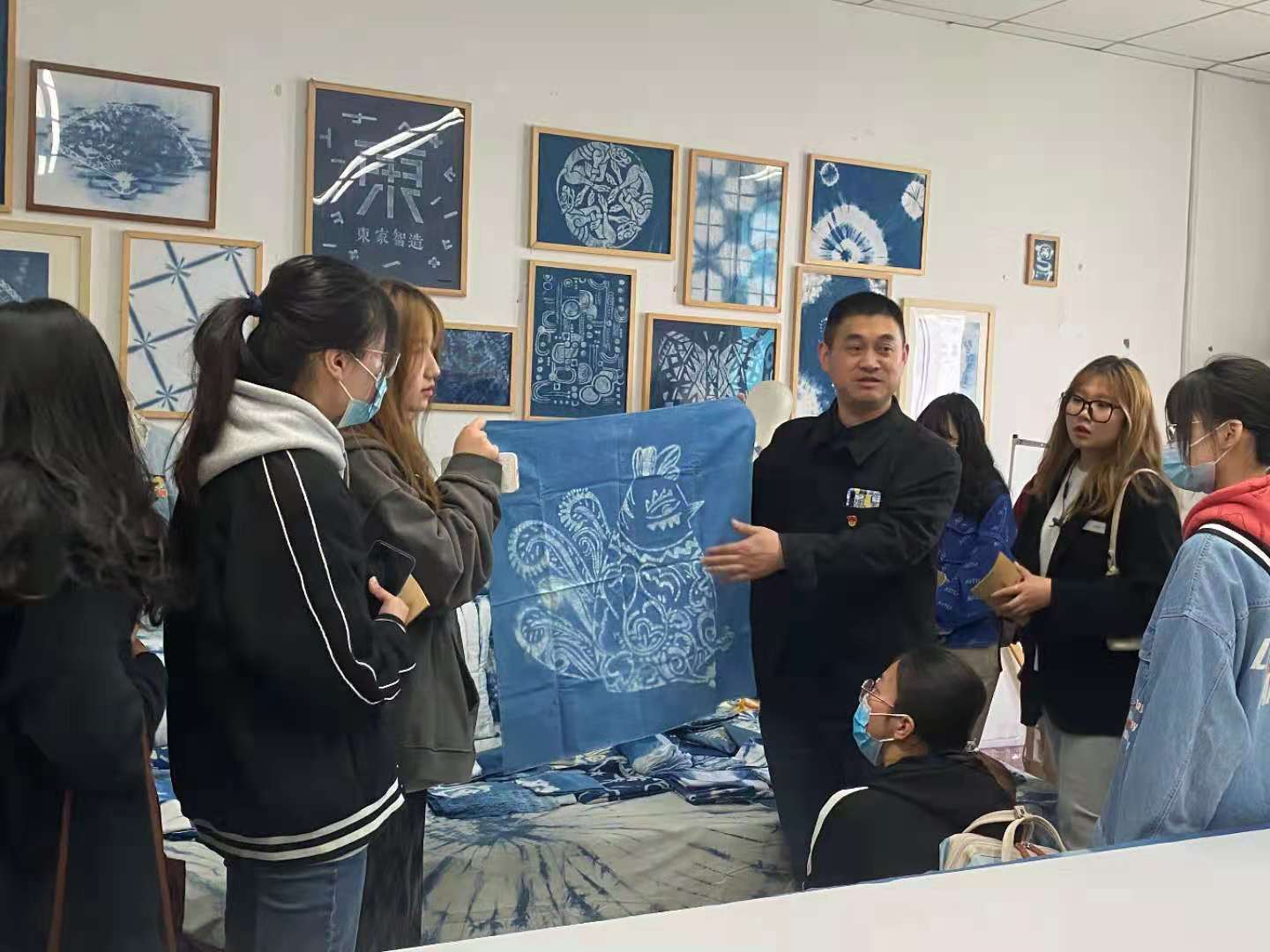 攜手并進(jìn)，共繪藝設(shè)新篇——江蘇大學(xué)藝術(shù)學(xué)院師生赴藝術(shù)設(shè)計(jì)學(xué)院考察交流活動(dòng)紀(jì)實(shí)